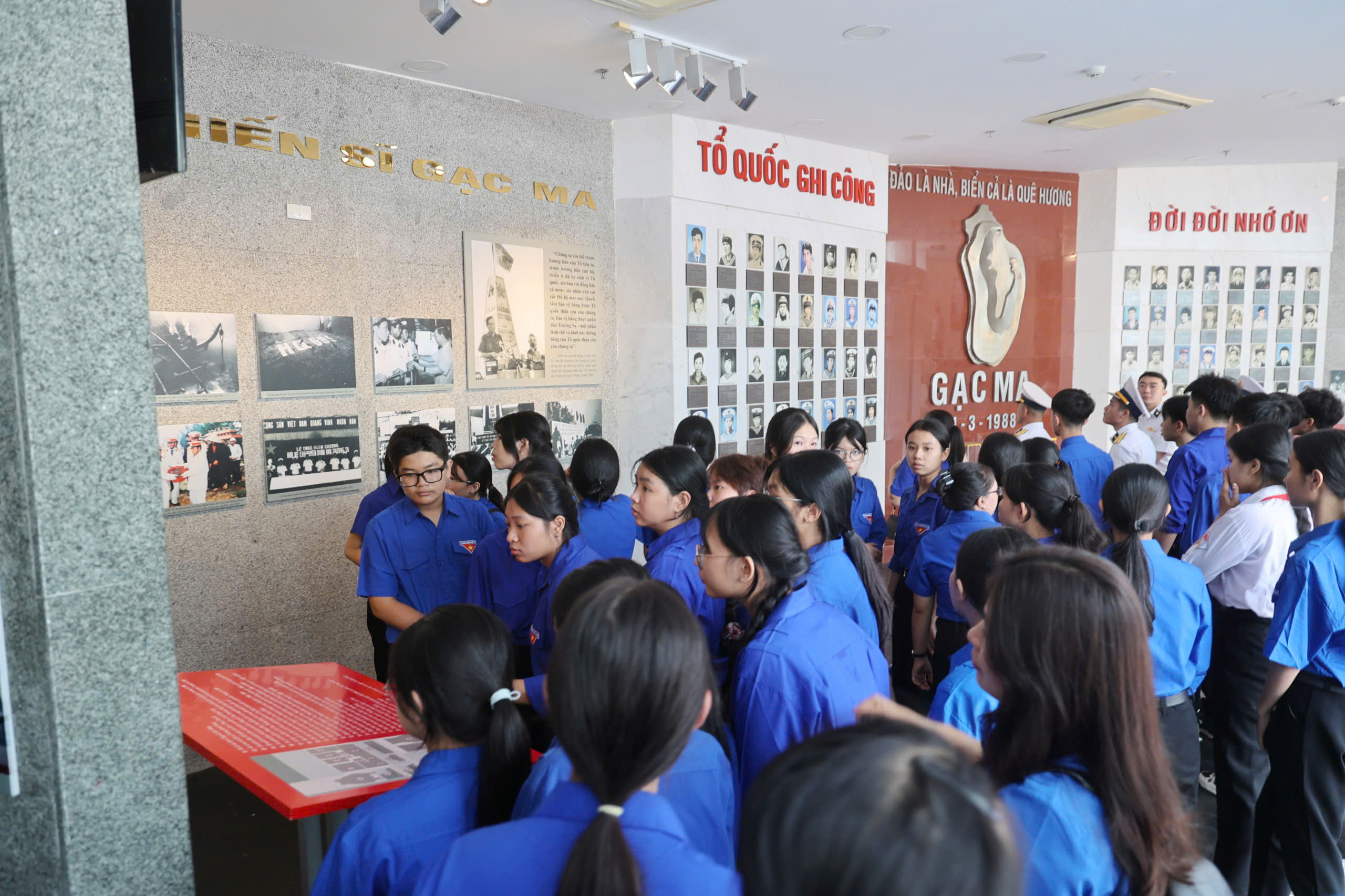 Hàng ngàn người dâng hương tưởng nhớ 64 chiến sĩ Gạc Ma nằm lại phía chân trời- Ảnh 11.