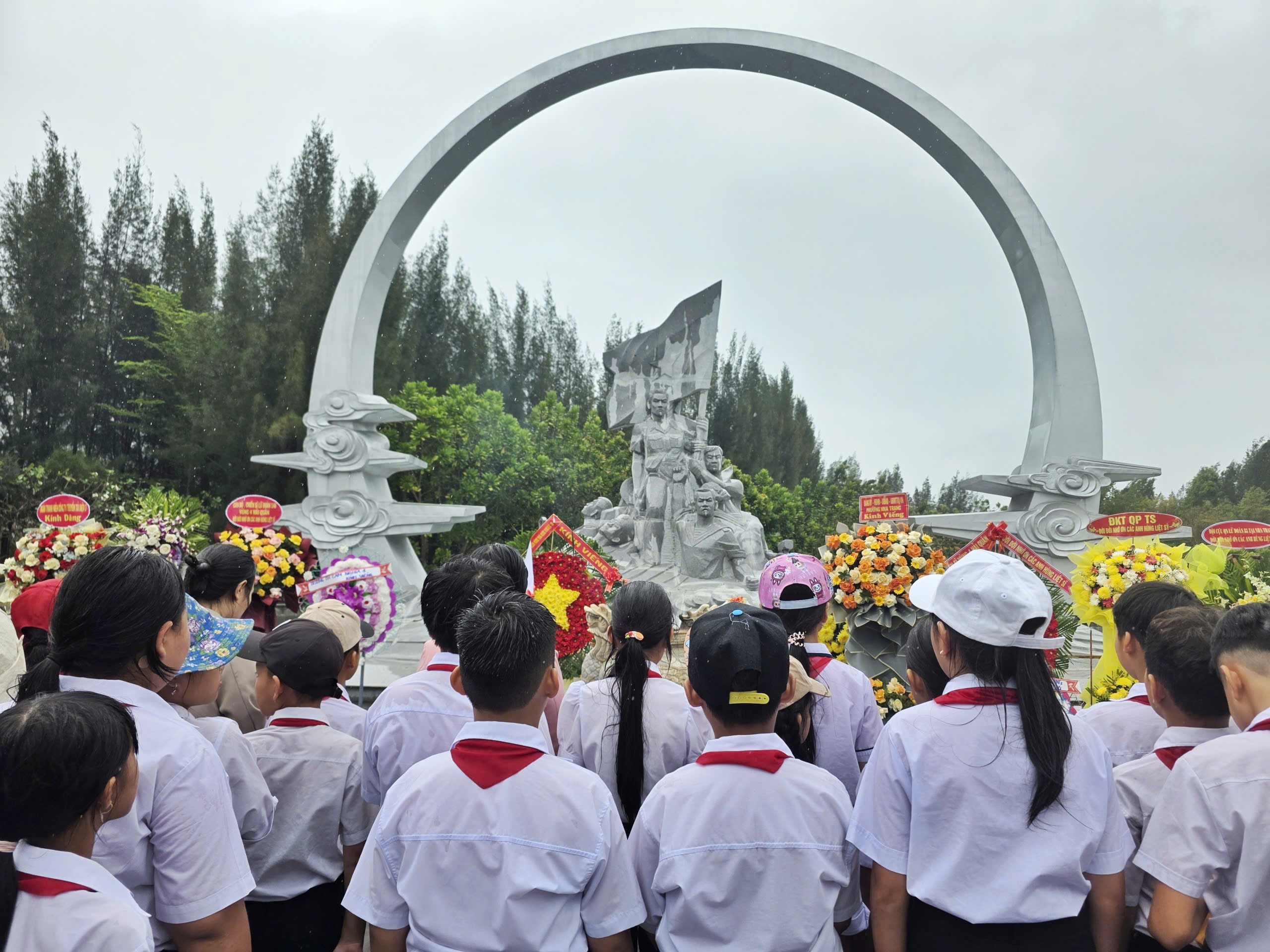 Hàng ngàn người dâng hương tưởng nhớ 64 chiến sĩ Gạc Ma nằm lại phía chân trời- Ảnh 10.
