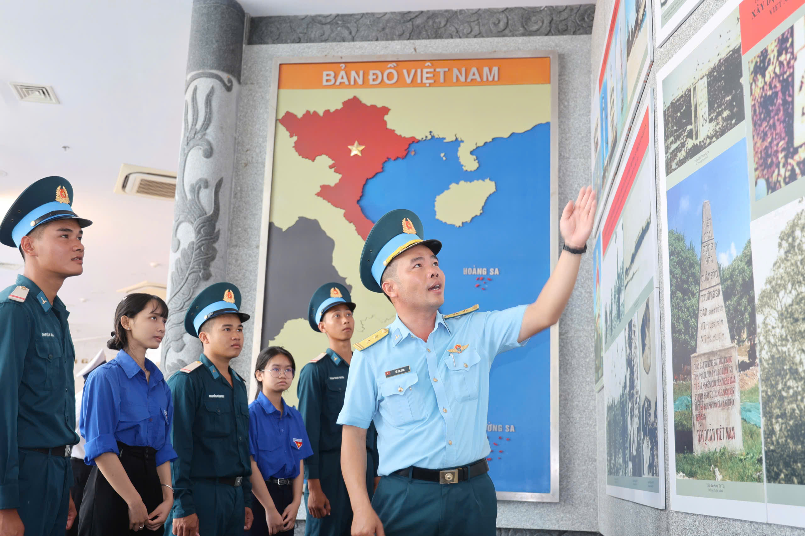 Hàng ngàn người dâng hương tưởng nhớ 64 chiến sĩ Gạc Ma nằm lại phía chân trời- Ảnh 12.