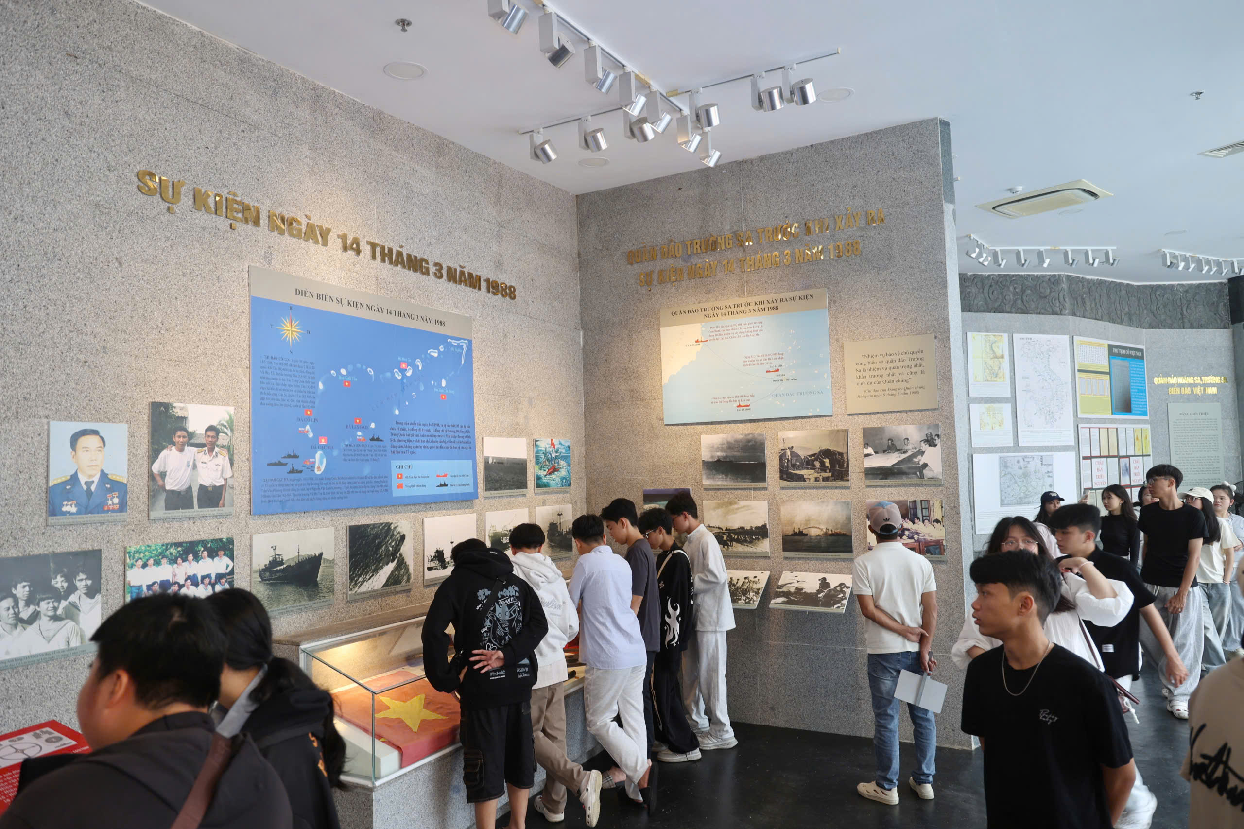 Hàng ngàn người dâng hương tưởng nhớ 64 chiến sĩ Gạc Ma nằm lại phía chân trời- Ảnh 16.