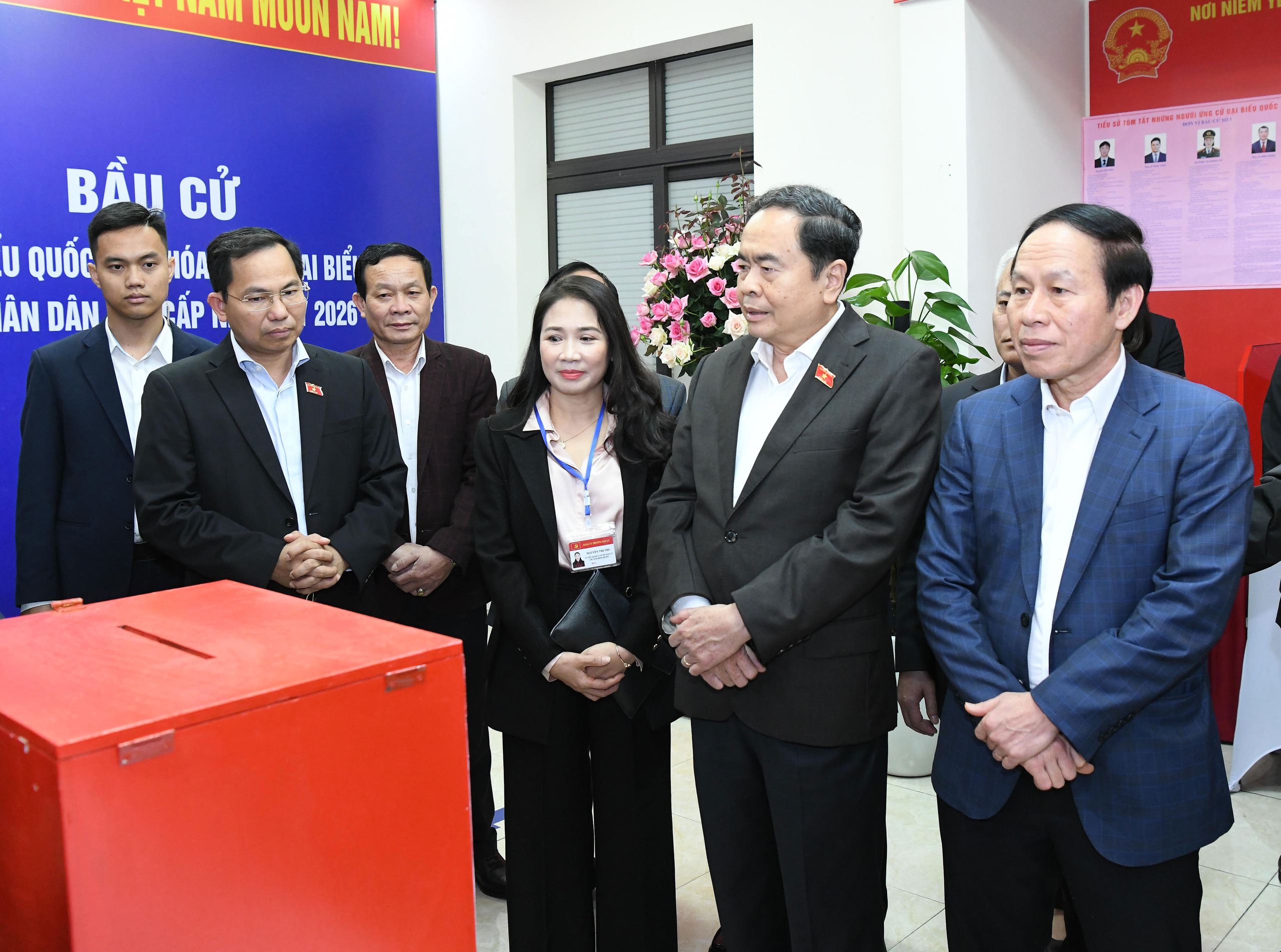 Cử tri cả nước phát huy quyền làm chủ, trực tiếp lựa chọn những đại biểu tiêu biểu, xứng đáng nhất - Ảnh 4.