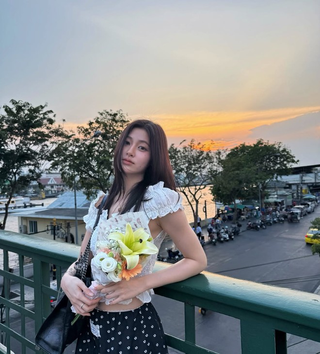 Áo crop top giúp nàng tỏa sáng trong những chuyến du lịch đầu hè  - Ảnh 8.