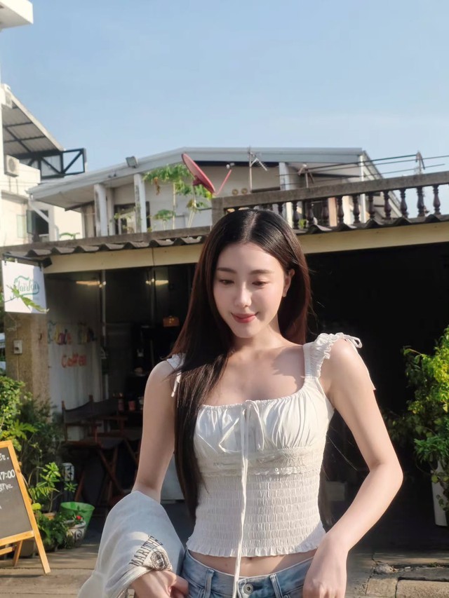 Áo crop top giúp nàng tỏa sáng trong những chuyến du lịch đầu hè  - Ảnh 9.