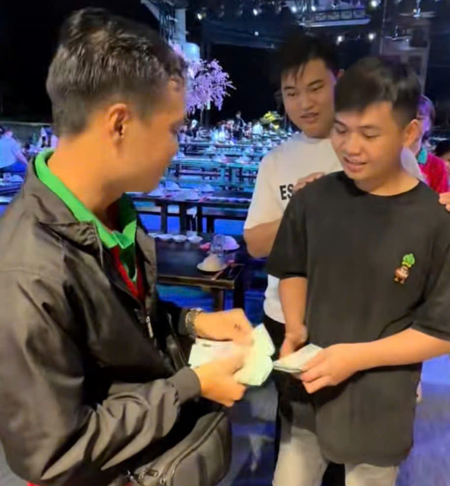 Vụ nam nhân viên trúng độc đắc 18 tỉ đồng: Khách đổ xô đến quán xin 