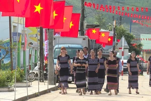 Buôn làng ở Quảng Ngãi rực rỡ cờ hoa chờ ngày đi bầu cử