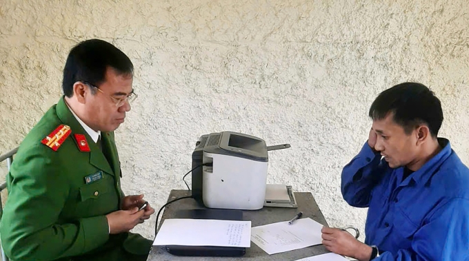 Đại tá Lê Khắc Sơn, Phó cục trưởng, Phó thủ trưởng Cơ quan cảnh sát điều tra Bộ Công an, lấy lời khai Lê Văn Ân. Ảnh: Công an cung cấp