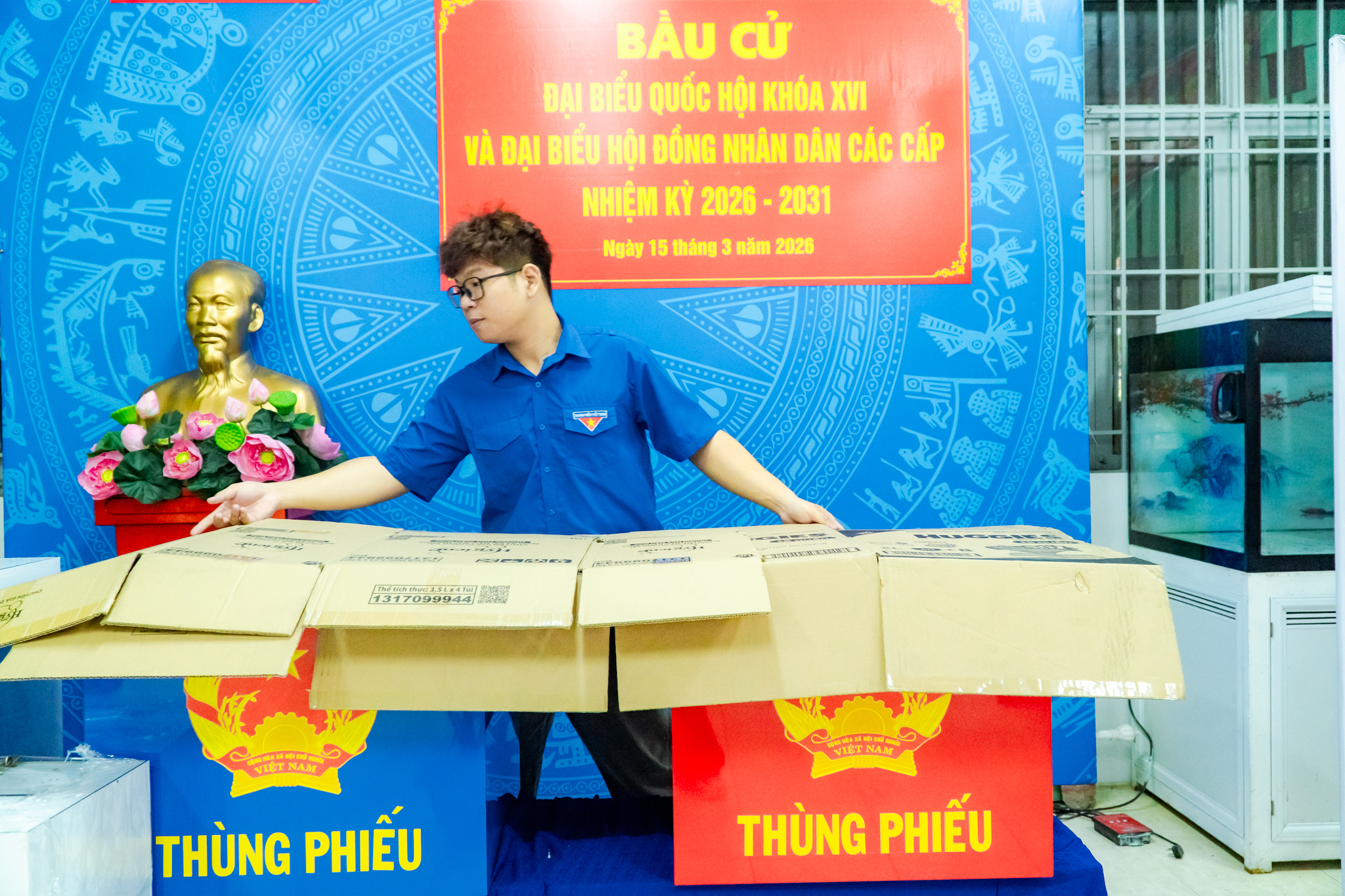 VIDEO: Nhảy dân vũ, thi trang trí điểm bỏ phiếu chào mừng ngày bầu cử - Ảnh 2.