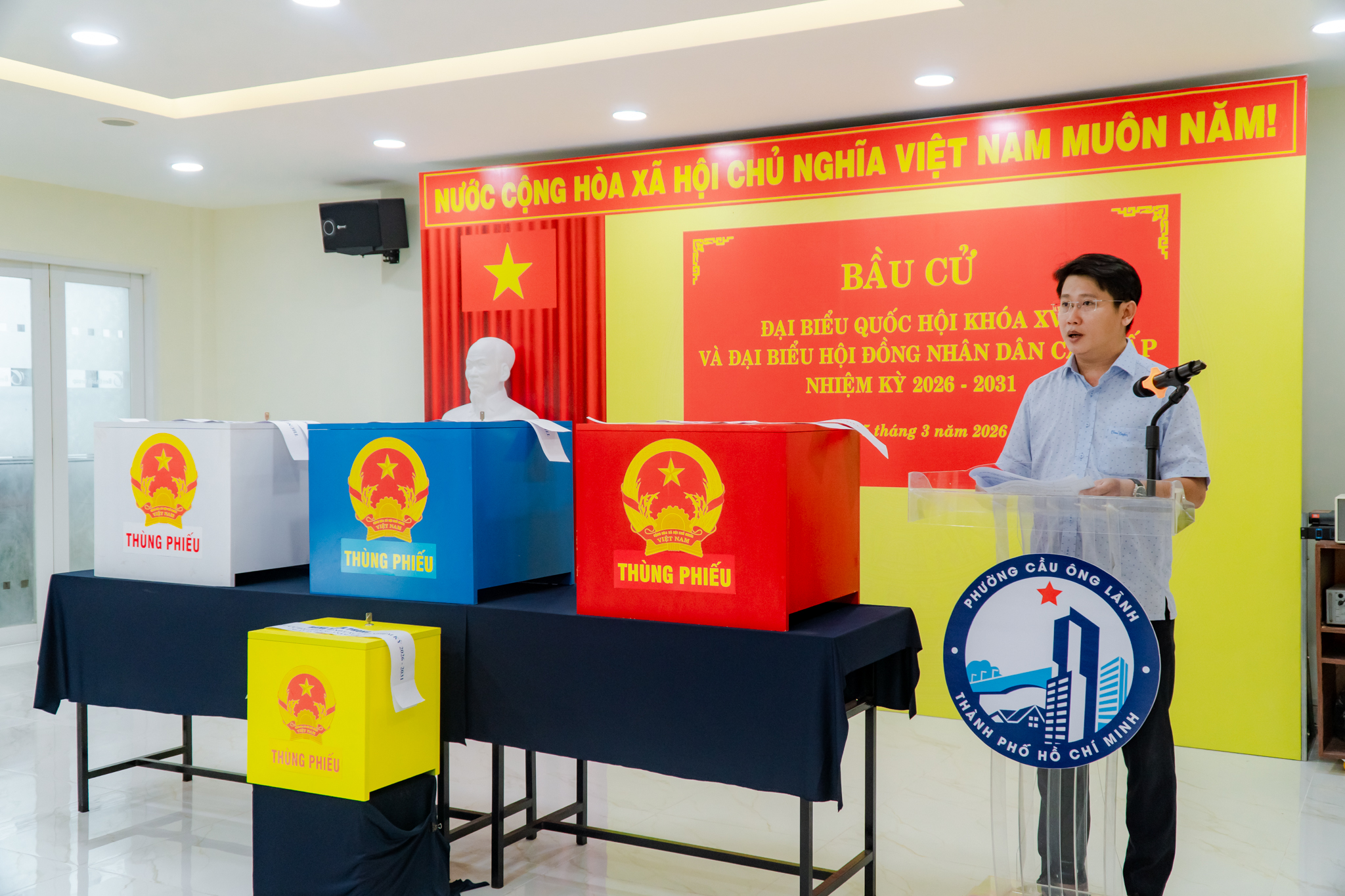 VIDEO: Nhảy dân vũ, thi trang trí điểm bỏ phiếu chào mừng ngày bầu cử - Ảnh 3.