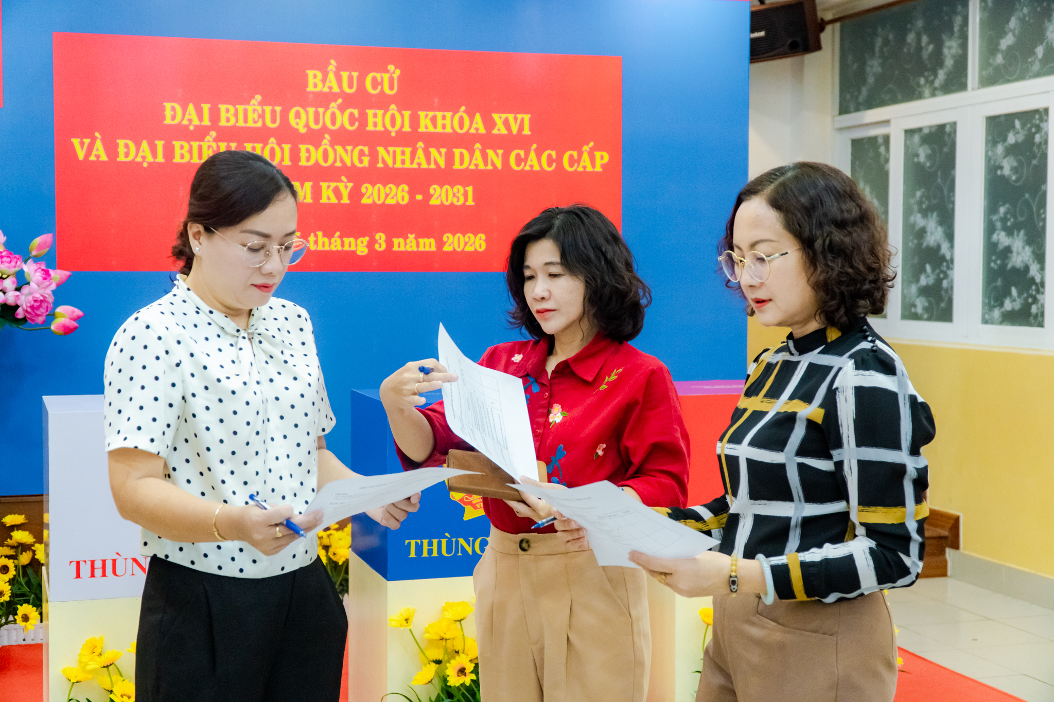 VIDEO: Nhảy dân vũ, thi trang trí điểm bỏ phiếu chào mừng ngày bầu cử - Ảnh 4.