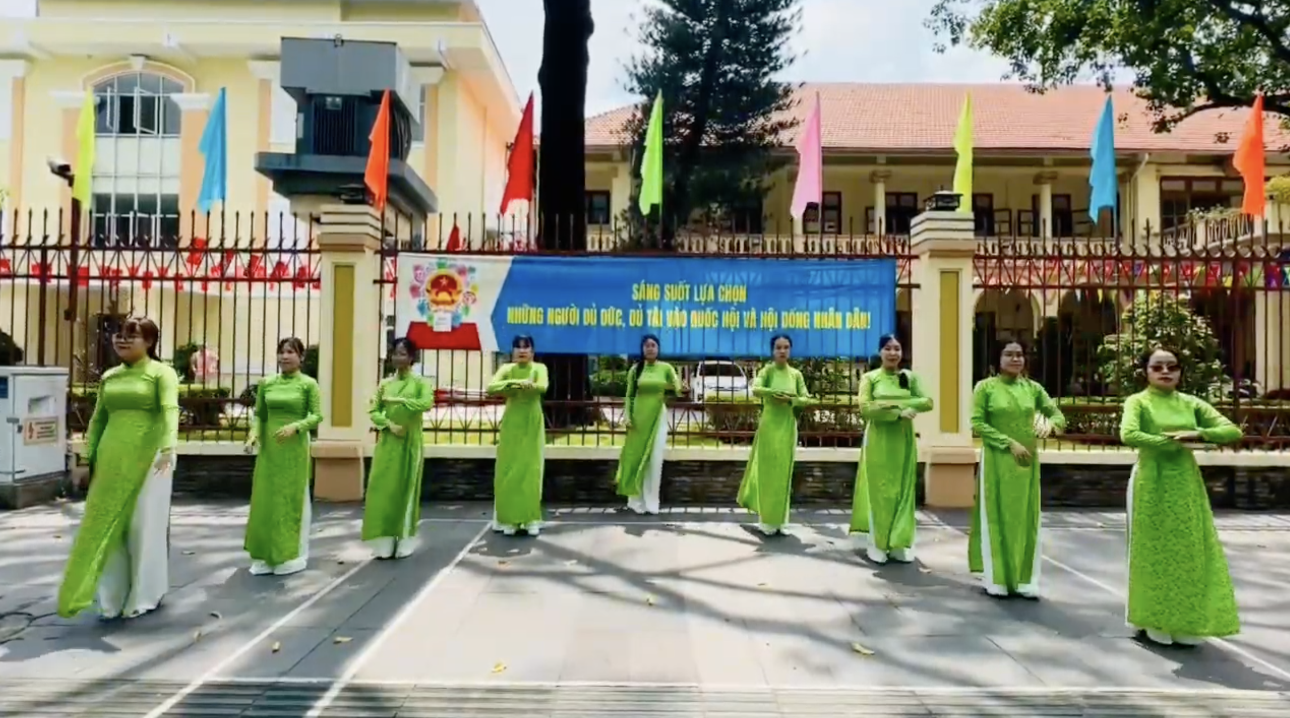 VIDEO: Nhảy dân vũ, thi trang trí điểm bỏ phiếu chào mừng ngày bầu cử - Ảnh 7.
