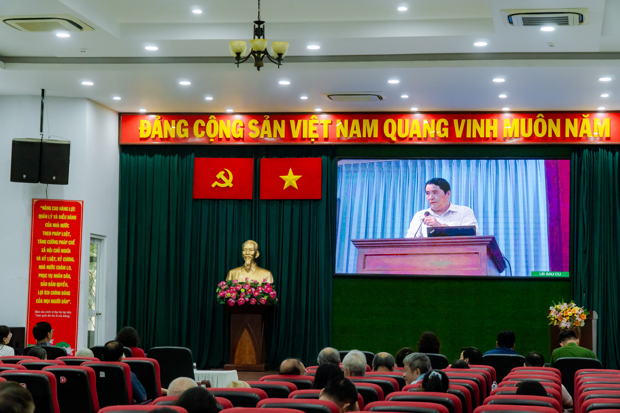 VIDEO: Nhảy dân vũ, thi trang trí điểm bỏ phiếu chào mừng ngày bầu cử - Ảnh 11.