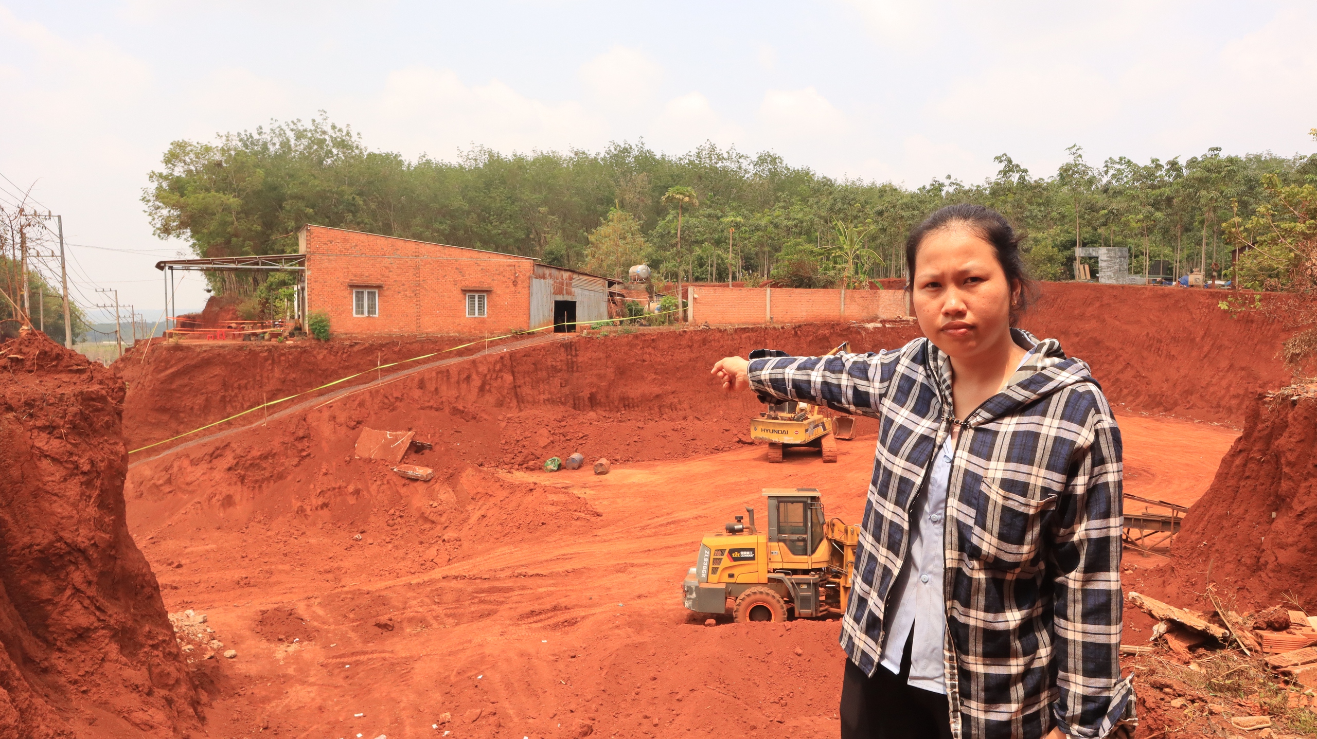 Vụ nhà dân chênh vênh bên mép vực sâu tại Đồng Nai Cần xin lỗi người dân - Ảnh 2.