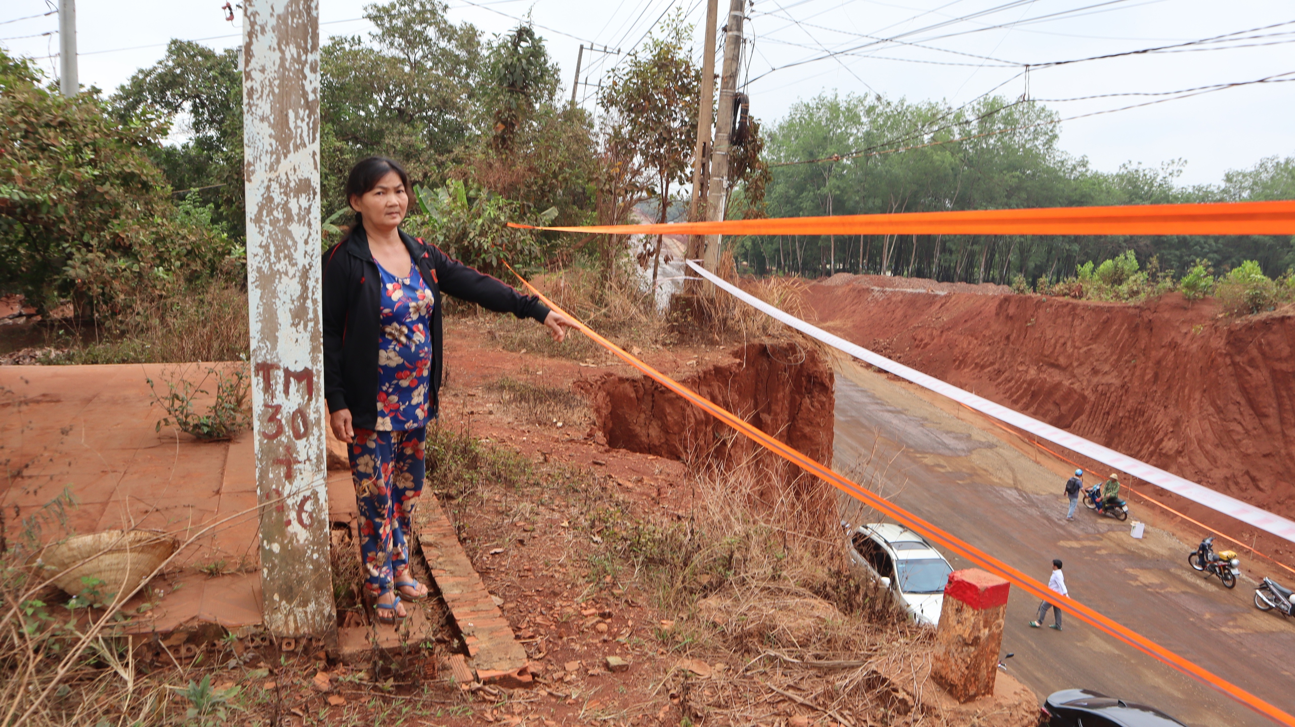 Vụ nhà dân chênh vênh bên mép vực sâu tại Đồng Nai Cần xin lỗi người dân - Ảnh 3.