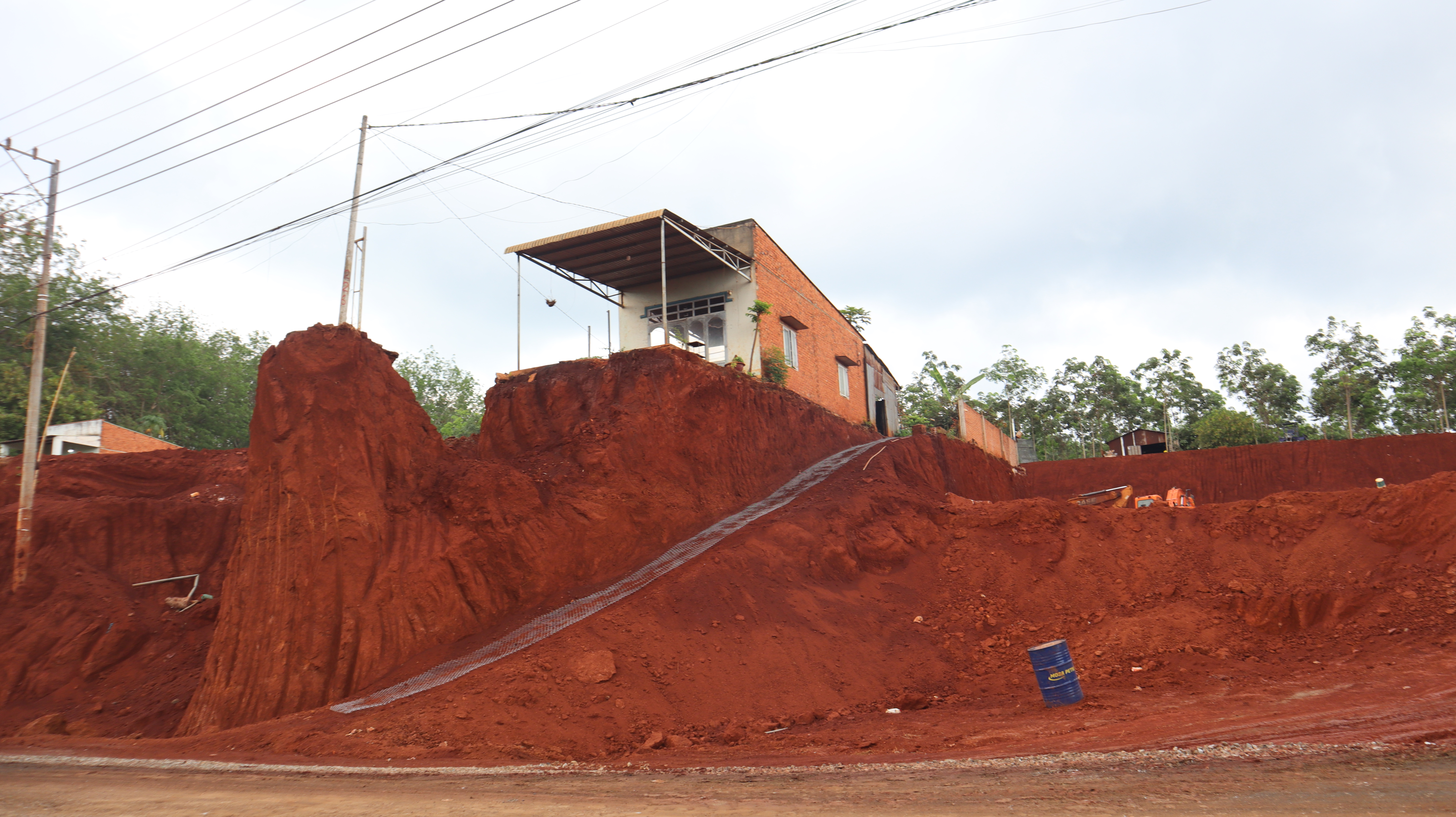 Vụ nhà dân chênh vênh bên mép vực sâu tại Đồng Nai Cần xin lỗi người dân - Ảnh 4.