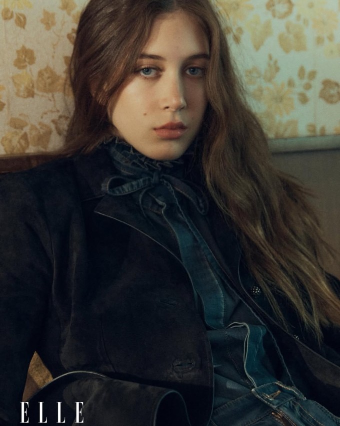 Vừa mang nét thanh thoát, hơi lạnh giống mẹ, Sunday vừa toát lên cá tính cùng sự tươi trẻ của một gương mặt mới trong làng thời trang.