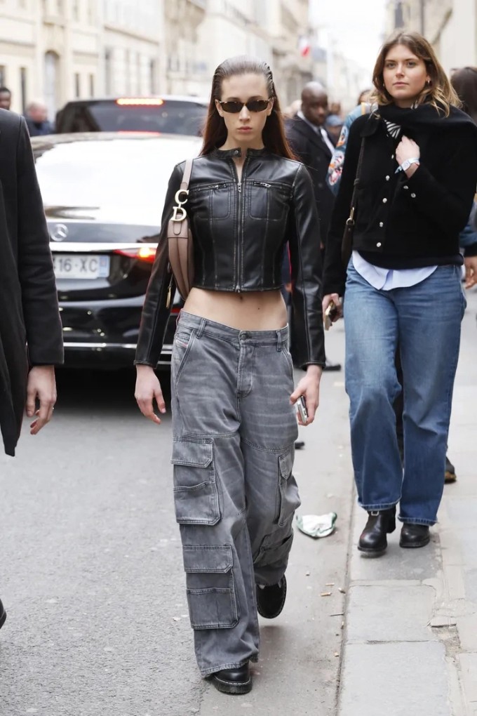 Sunday Rose tại Tuần lễ thời trang Paris hồi tháng 1. Người mẫu 17 tuổi thu hút sự chú ý trên đường phố với phong cách cá tính, sành điệu. Cô vuốt ngược mái tóc, đeo kính râm tối màu và túi Christian Dior, tạo nên tổng thể thời thượng và nổi bật.