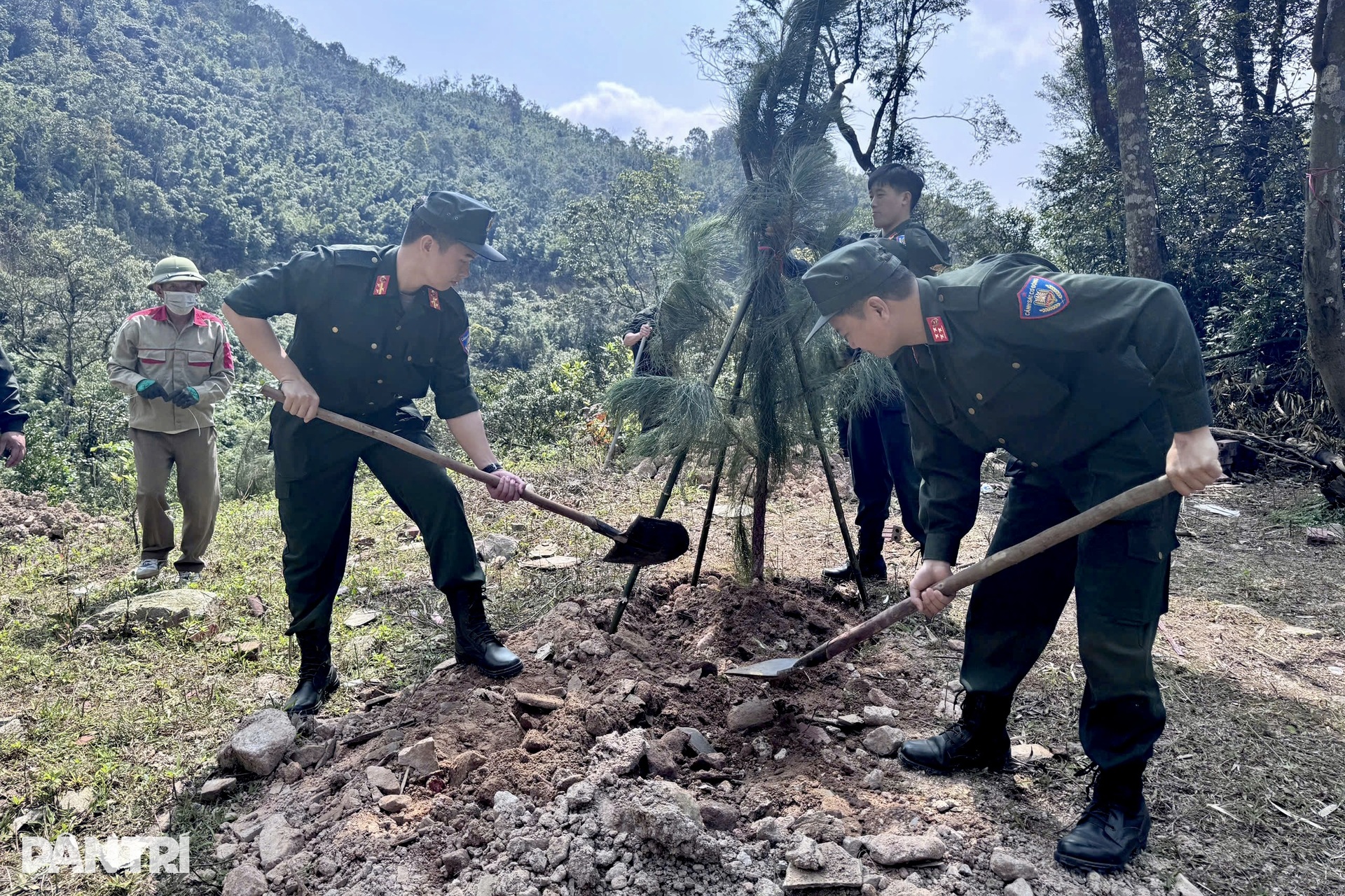 Cục Đào tạo Bộ Công an phát động “Tết trồng cây vì một Việt Nam xanh” - 6