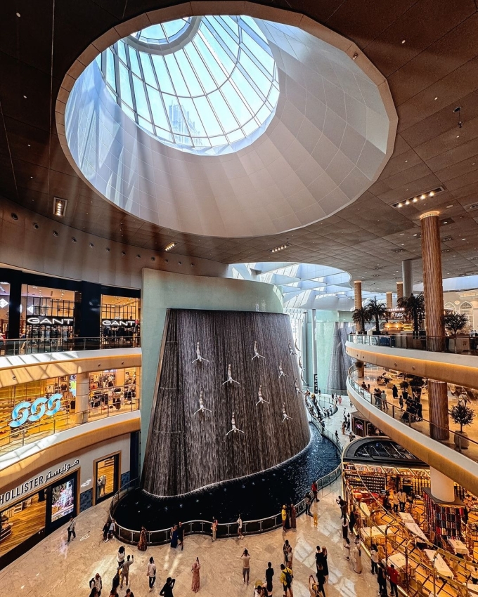 Trung tâm mua sắm Dubai Mall nổi tiếng với diện tích lớn nhất thế giới, đón hơn trăm triệu lượt khách mỗi năm. Ảnh: Visit Dubai