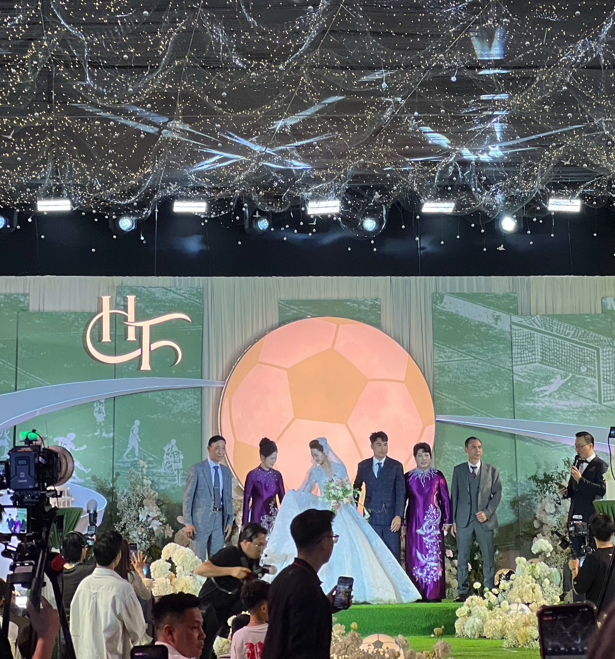 Toàn cảnh đám cưới Đức Huy - MC Mù Tạt: Cô dâu chú rể đẹp đôi, Công Phượng, Văn Toàn và dàn sao ĐT Việt Nam đổ bộ- Ảnh 9.