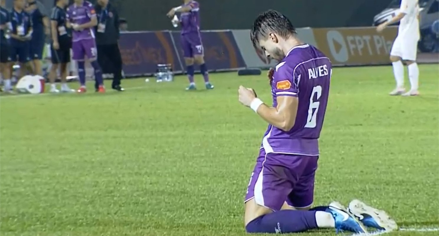 Becamex TP.HCM đánh bại CLB Hà Tĩnh nhờ siêu phẩm, HLV Nhật Bản thở phào - Ảnh 3.