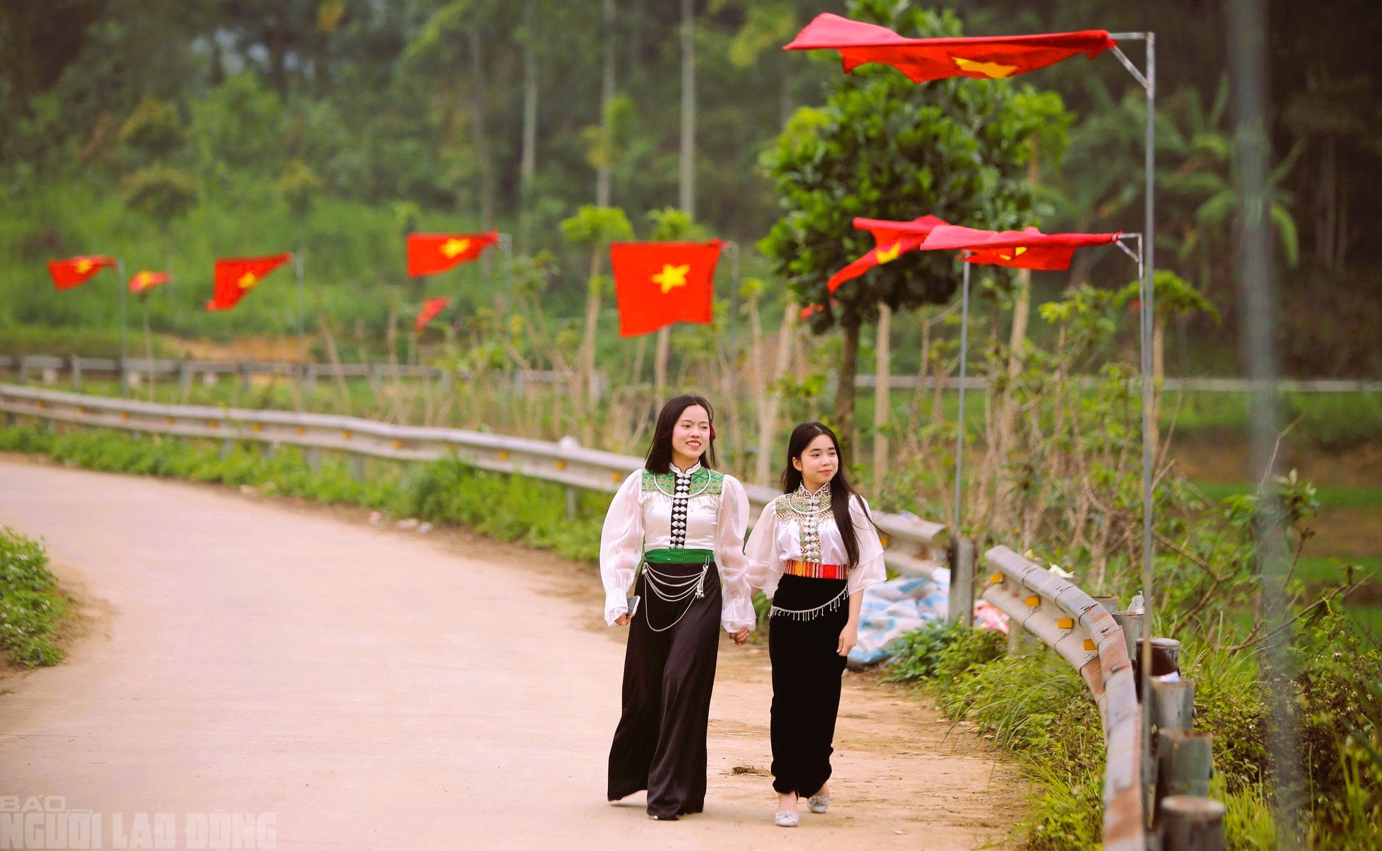 Điểm du lịch nổi tiếng ở Thanh Hóa rực rỡ cờ Tổ quốc trước ngày bầu cử - Ảnh 4.