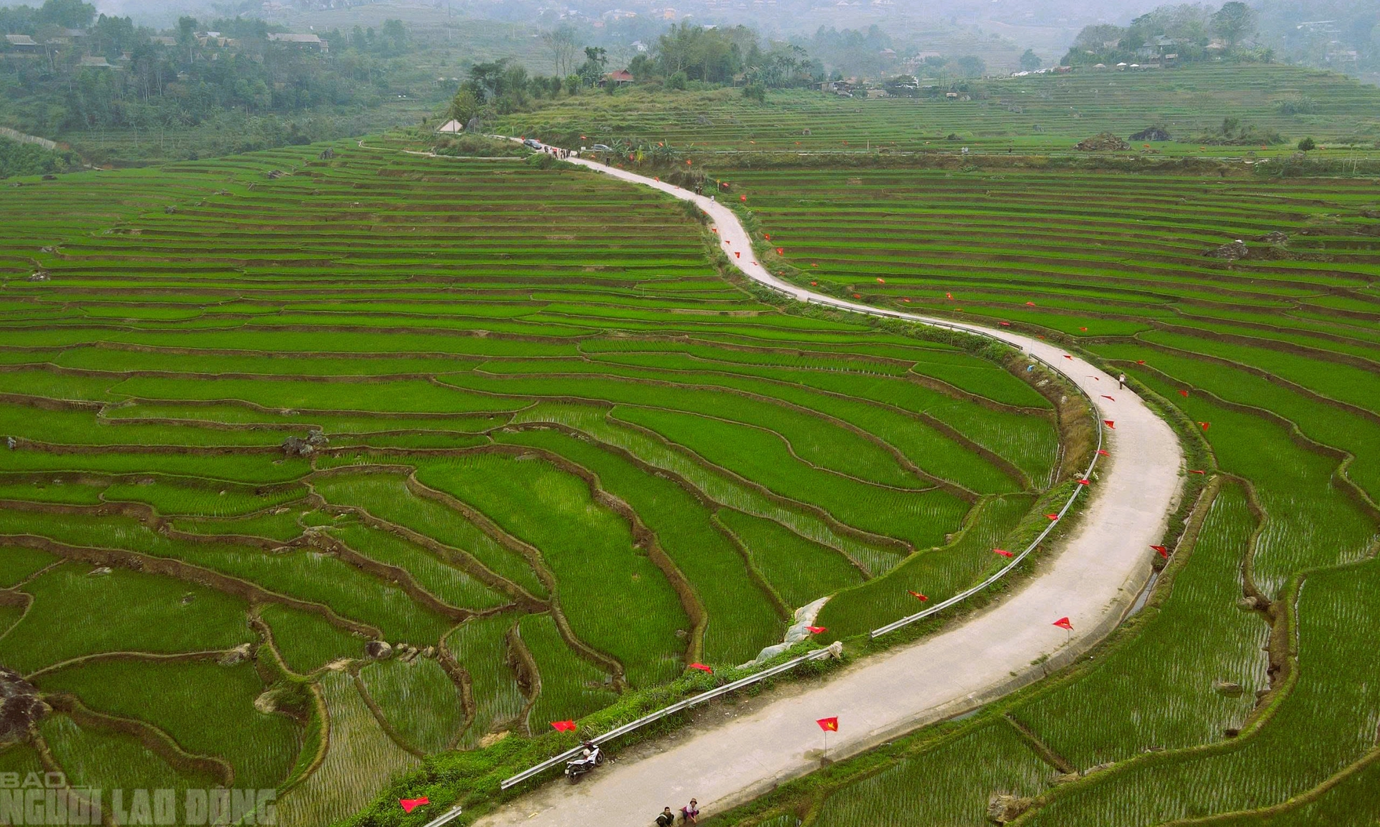 Điểm du lịch nổi tiếng ở Thanh Hóa rực rỡ cờ Tổ quốc trước ngày bầu cử - Ảnh 13.