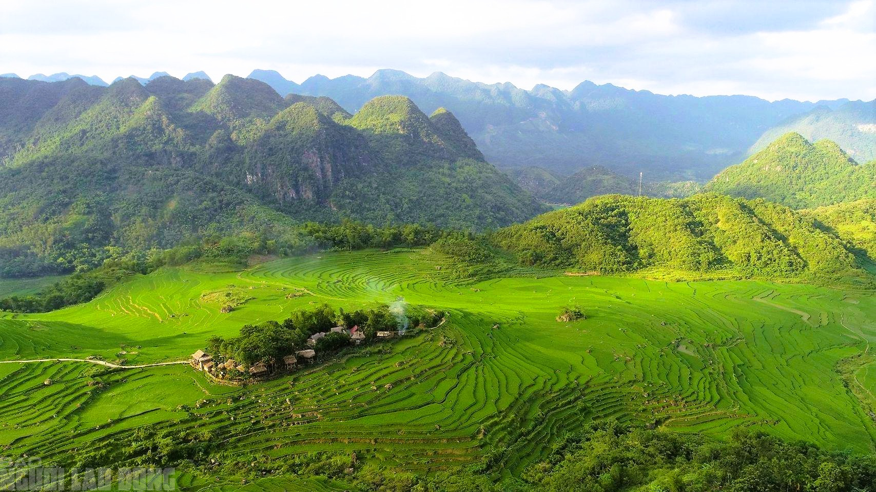 Điểm du lịch nổi tiếng ở Thanh Hóa rực rỡ cờ Tổ quốc trước ngày bầu cử - Ảnh 19.