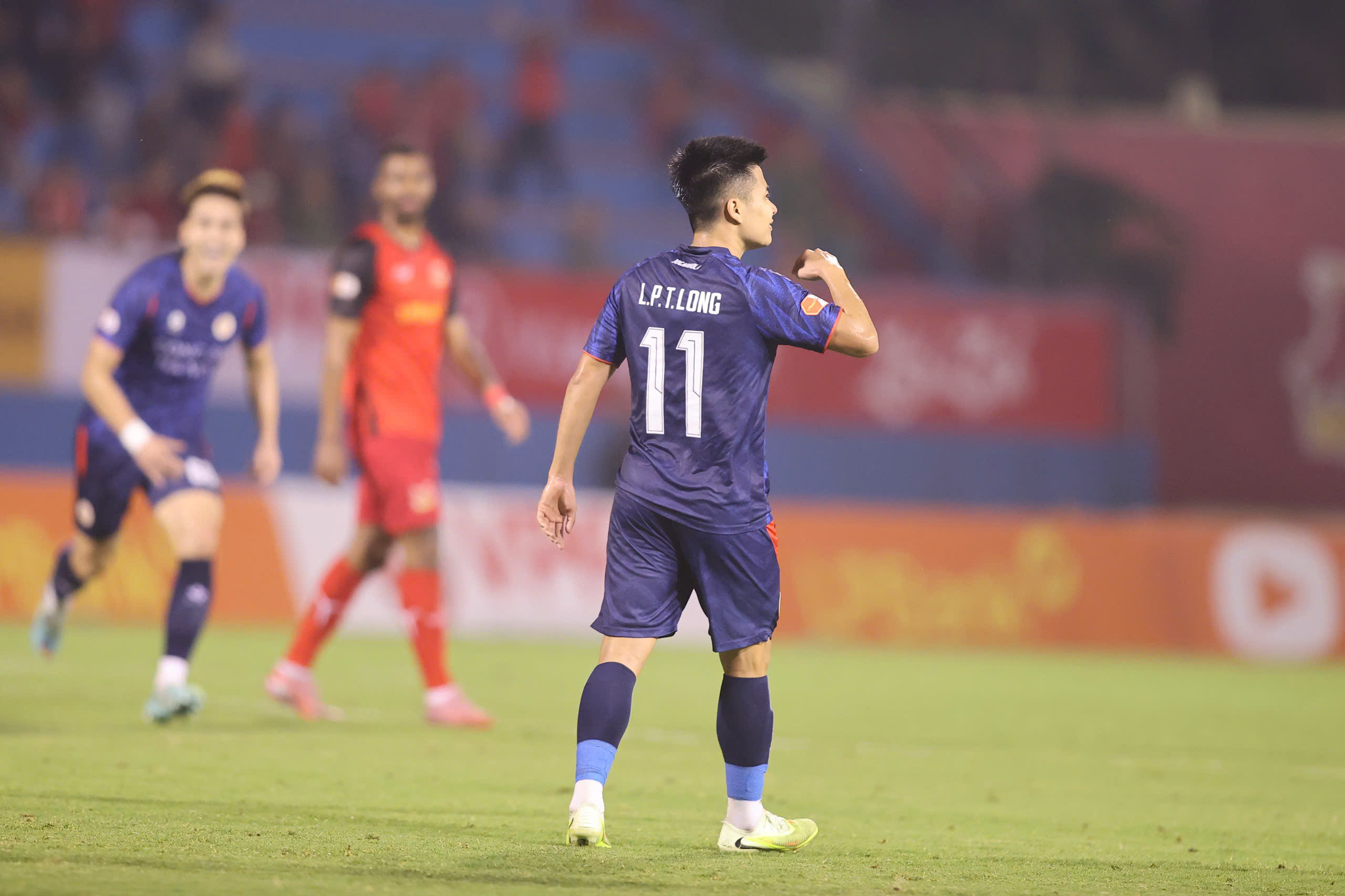 HLV Vũ Tiến Thành chê ‘tơi tả’ cầu thủ Ninh Bình, HLV Polking bất ngờ khiêm tốn đến khó tin- Ảnh 4.