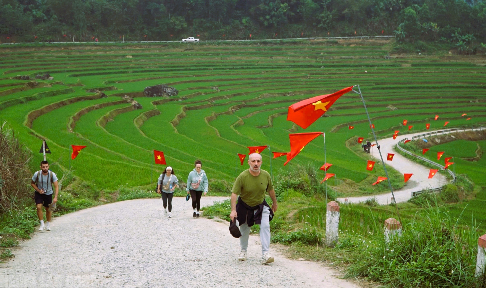 Điểm du lịch nổi tiếng ở Thanh Hóa rực rỡ cờ Tổ quốc trước ngày bầu cử- Ảnh 6.