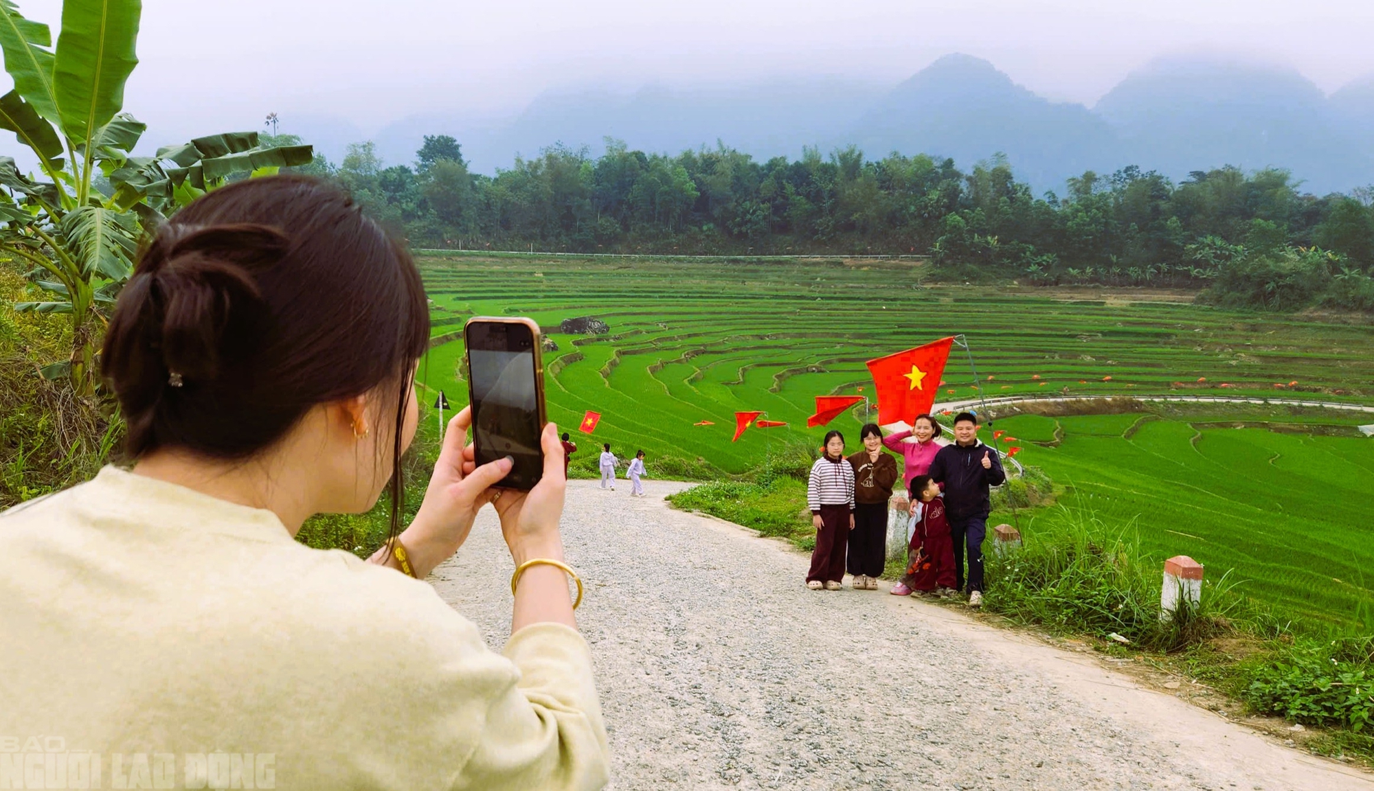 Điểm du lịch nổi tiếng ở Thanh Hóa rực rỡ cờ Tổ quốc trước ngày bầu cử- Ảnh 7.