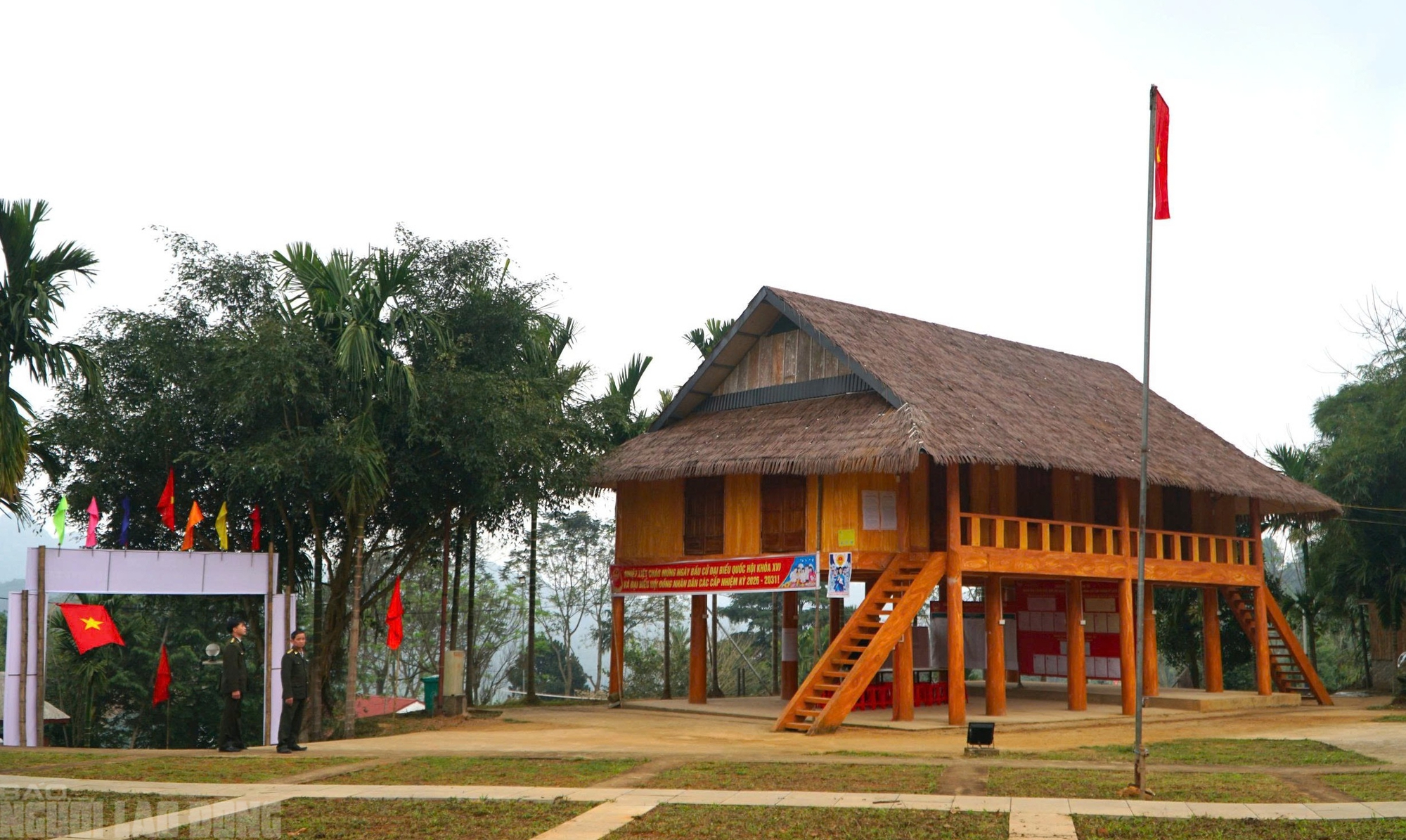 Điểm du lịch nổi tiếng ở Thanh Hóa rực rỡ cờ Tổ quốc trước ngày bầu cử- Ảnh 16.