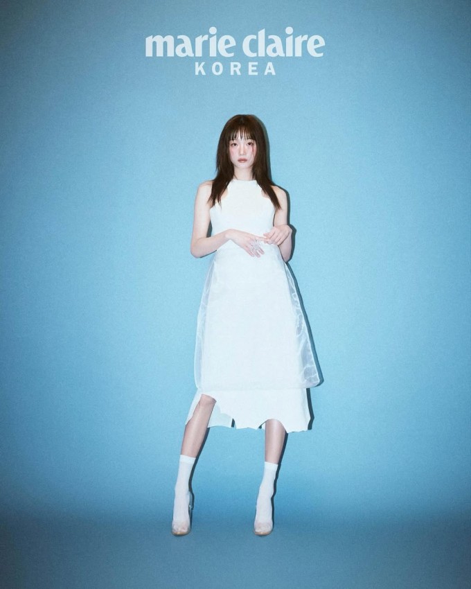 Lee Yoo Mi từng chia sẻ cô ngủ nhiều để tránh nghĩ đến đồ ăn. Thói quen này giúp giảm cảm giác thèm ăn trong giai đoạn làm việc căng thẳng. Ảnh: Marie Claire Korea