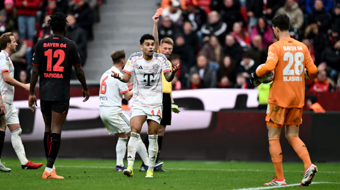 Luis Diaz bị truất quyền thi đấu ở phút 84. Ảnh: FC Bayern