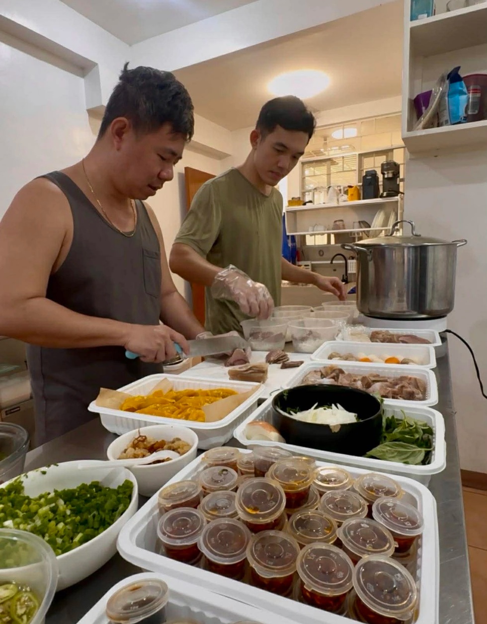 Hai chàng trai TPHCM bỏ việc 50 triệu đồng/tháng, bán bún mắm ở Philippines - 3