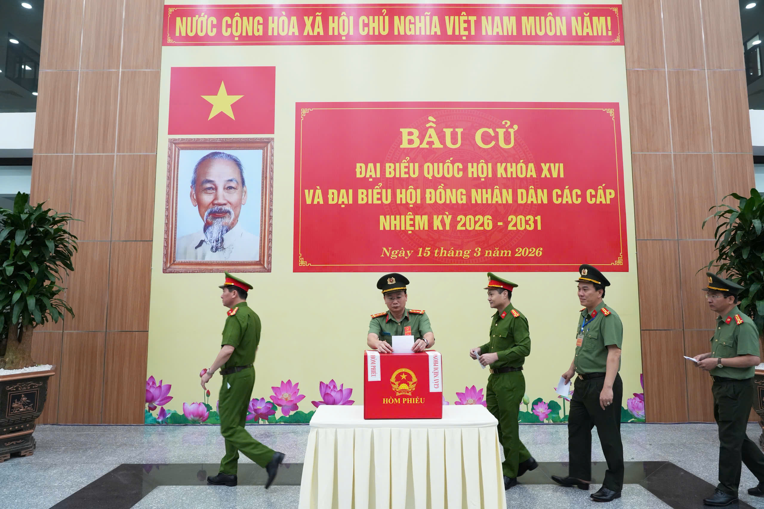 Tổ bầu cử số 21 ở Huế đã hoàn thành bầu cử 3 Đơn vị đầu tiên hoàn thành bầu cử sớm ở Huế - Ảnh 3.