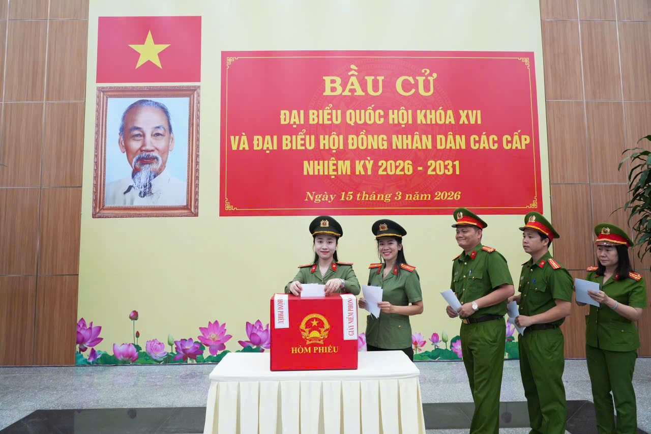 Tổ bầu cử số 21 ở Huế đã hoàn thành bầu cử 4 Đơn vị đầu tiên hoàn thành bầu cử sớm ở Huế - Ảnh 4.