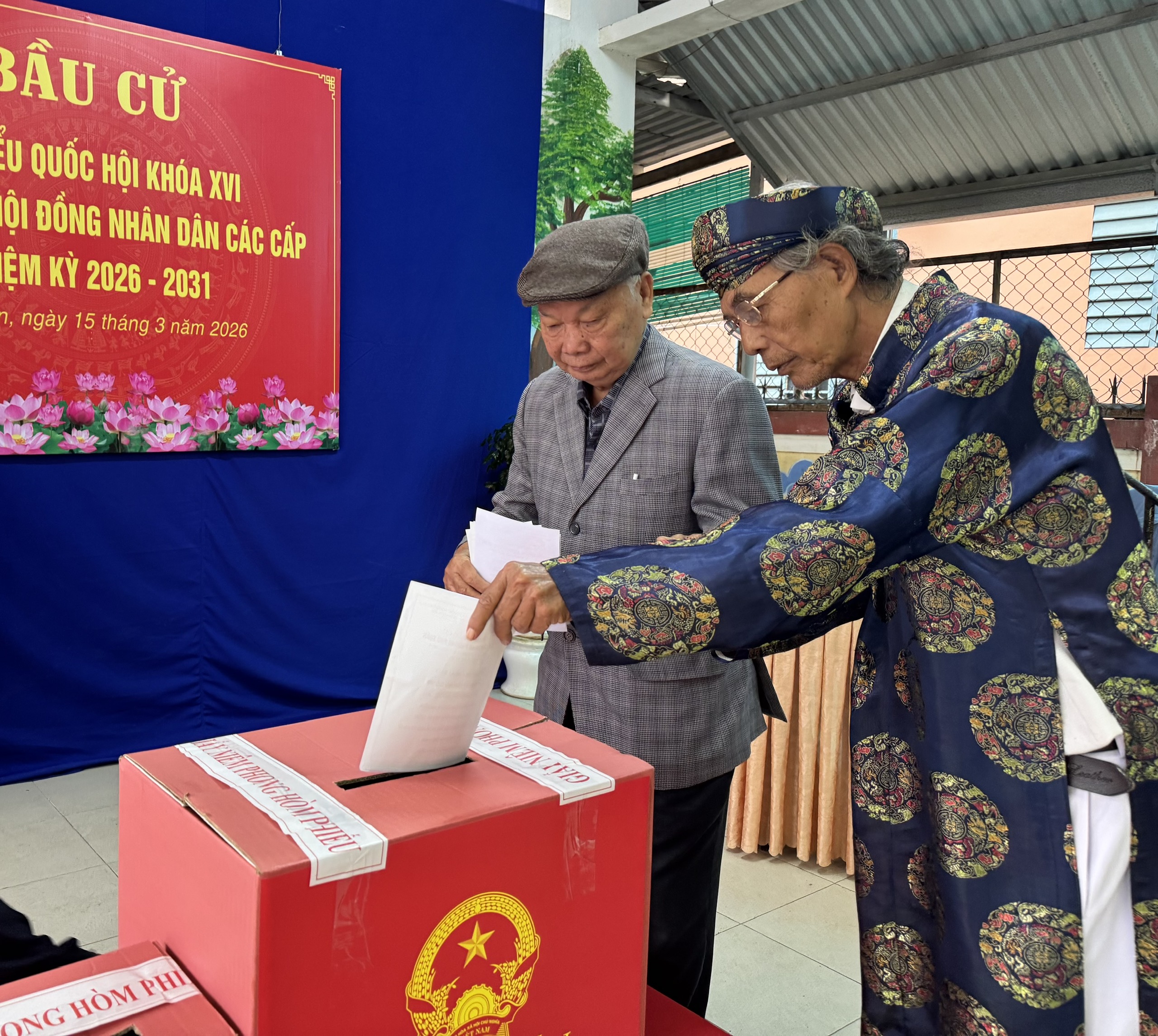 Tổ bầu cử số 21 ở Huế đã hoàn thành bầu cử 8 Đơn vị đầu tiên hoàn thành bầu cử sớm ở Huế - Ảnh 8.