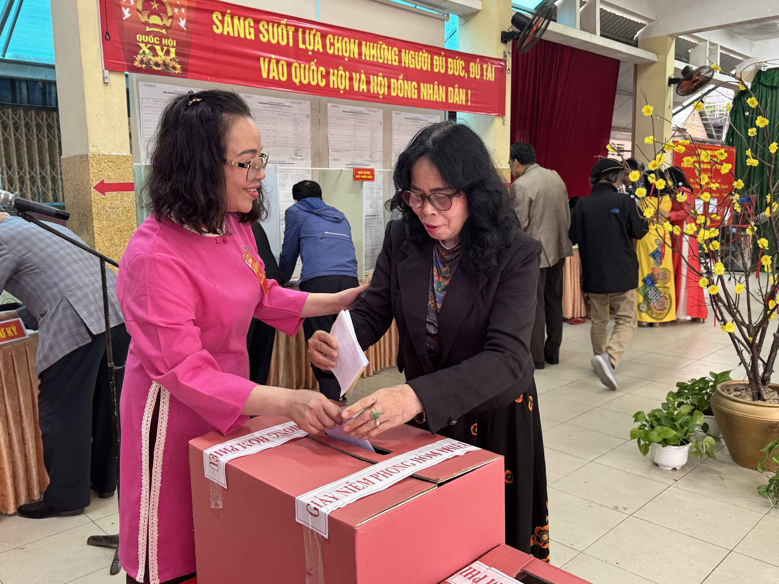 Tổ bầu cử số 21 ở Huế đã hoàn thành bầu cử 10 Đơn vị đầu tiên hoàn thành bầu cử sớm ở Huế - Ảnh 10.