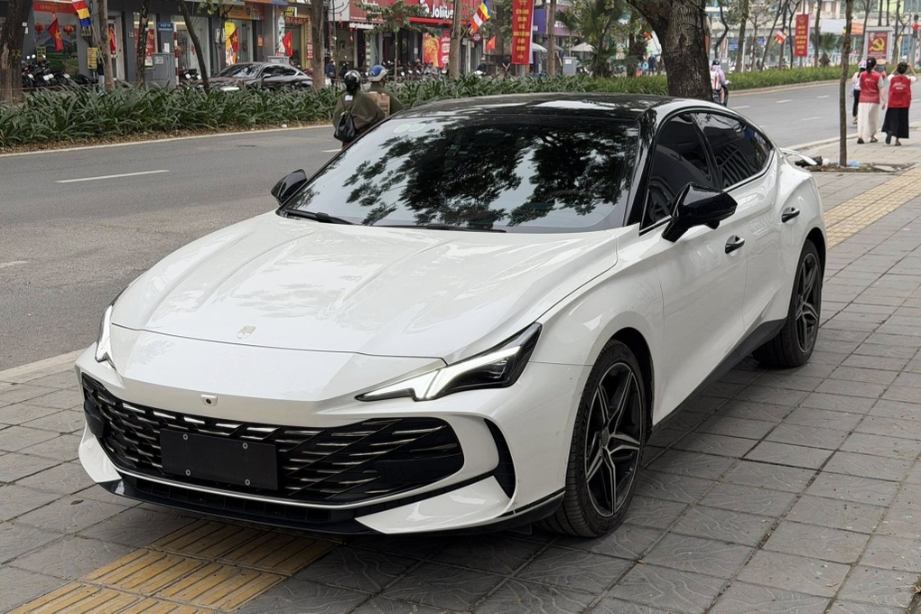 Bán ra 69 xe trong hai tháng, Camry vẫn giữ thế “độc tôn” phân khúc - 3