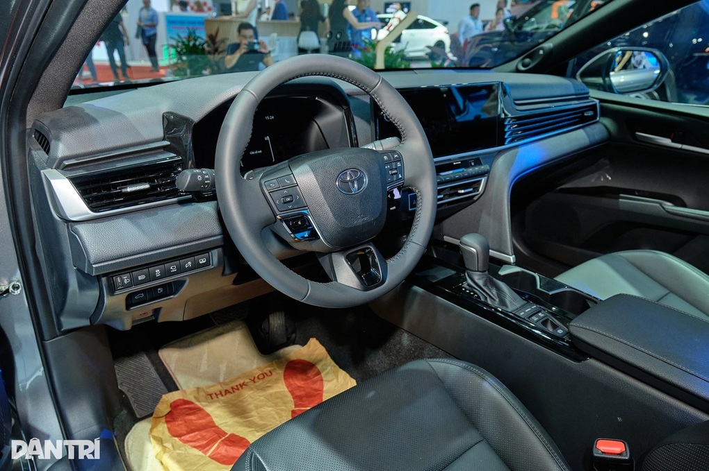 Bán ra 69 xe trong hai tháng, Camry vẫn giữ thế “độc tôn” phân khúc - 4