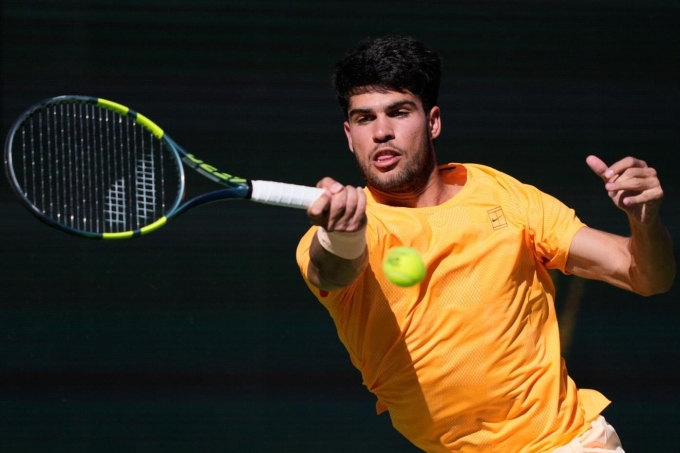 Alcaraz đánh thuận tay trong trận gặp Medvedev, trên sân Trung tâm ở Indian Wells Tennis Garden, California, Mỹ hôm 14/3. Ảnh: Reuters