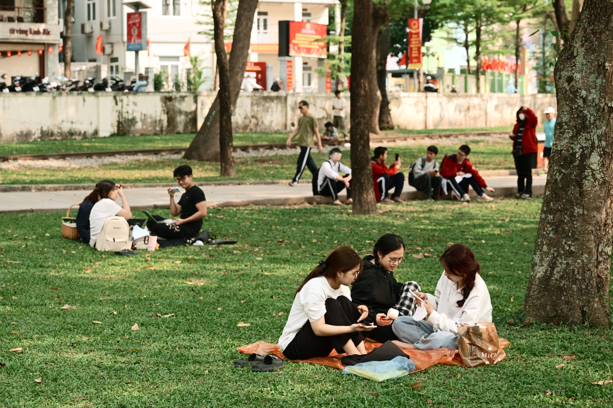 Người Hà Nội đang đổ xô ra công viên Thống Nhất săn lùng một khung cảnh vô thực- Ảnh 6. Người Hà Nội đang đổ xô ra công viên Thống Nhất săn lùng một khung cảnh vô thực- Ảnh 6.