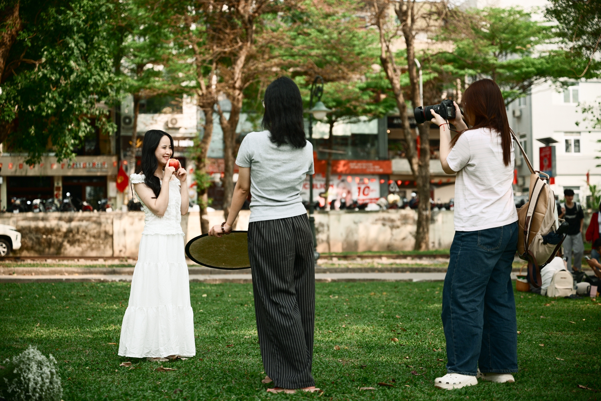 Người Hà Nội đang đổ xô ra công viên Thống Nhất săn lùng một khung cảnh vô thực- Ảnh 12. Người Hà Nội đang đổ xô ra công viên Thống Nhất săn lùng một khung cảnh vô thực- Ảnh 12.