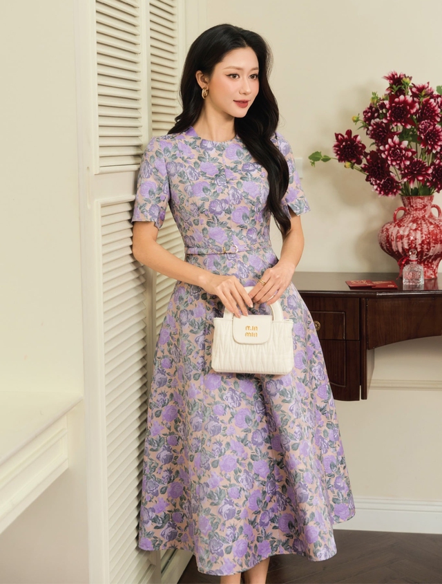 Nâng tầm phong cách đi làm, đi tiệc từ những kiểu váy midi sang trọng- Ảnh 5. Nâng tầm phong cách đi làm, đi tiệc từ những kiểu váy midi sang trọng- Ảnh 5.