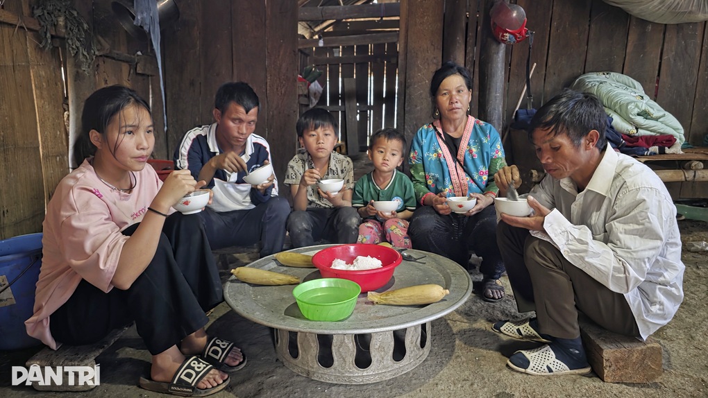 Người phụ nữ nghèo oằn vai gánh 6 phận đời trong căn nhà dột nát - 2