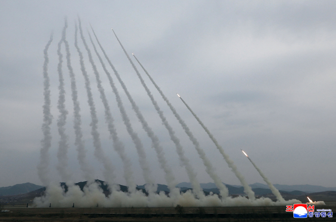 Các hệ thống MLRS Triều Tiên khai hỏa trong cuộc diễn tập ngày 14/3. Ảnh: KCNA