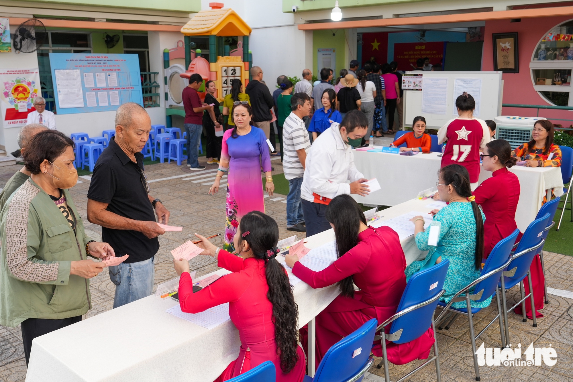 Hơn 9,6 triệu cử tri TP.HCM đi bầu cử từ phố phường đến đảo xa - Ảnh 12. bầu cử - Ảnh 12.