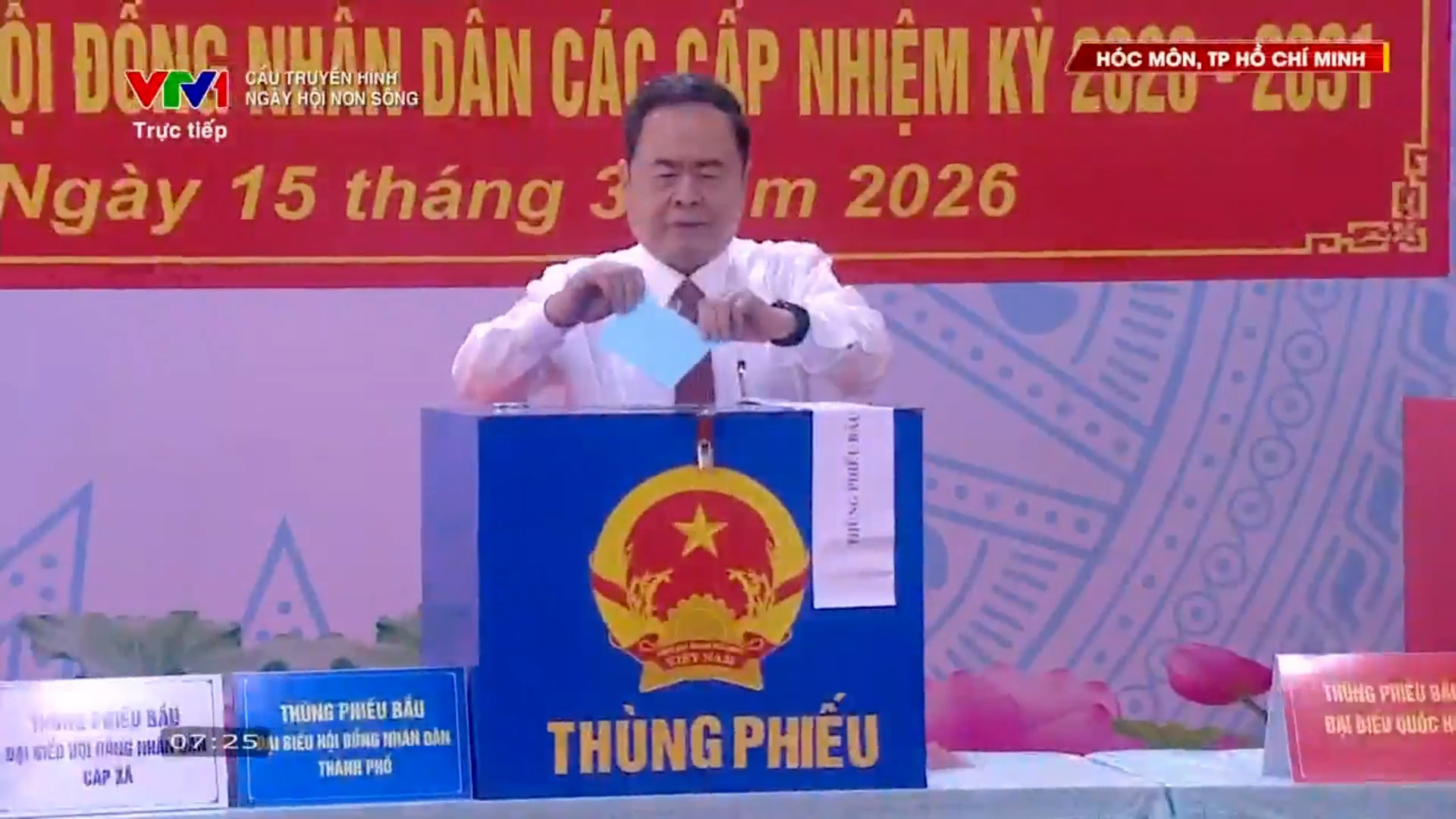 Chủ tịch Quốc hội Trần Thanh Mẫn bỏ phiếu và trả lời phỏng vấn