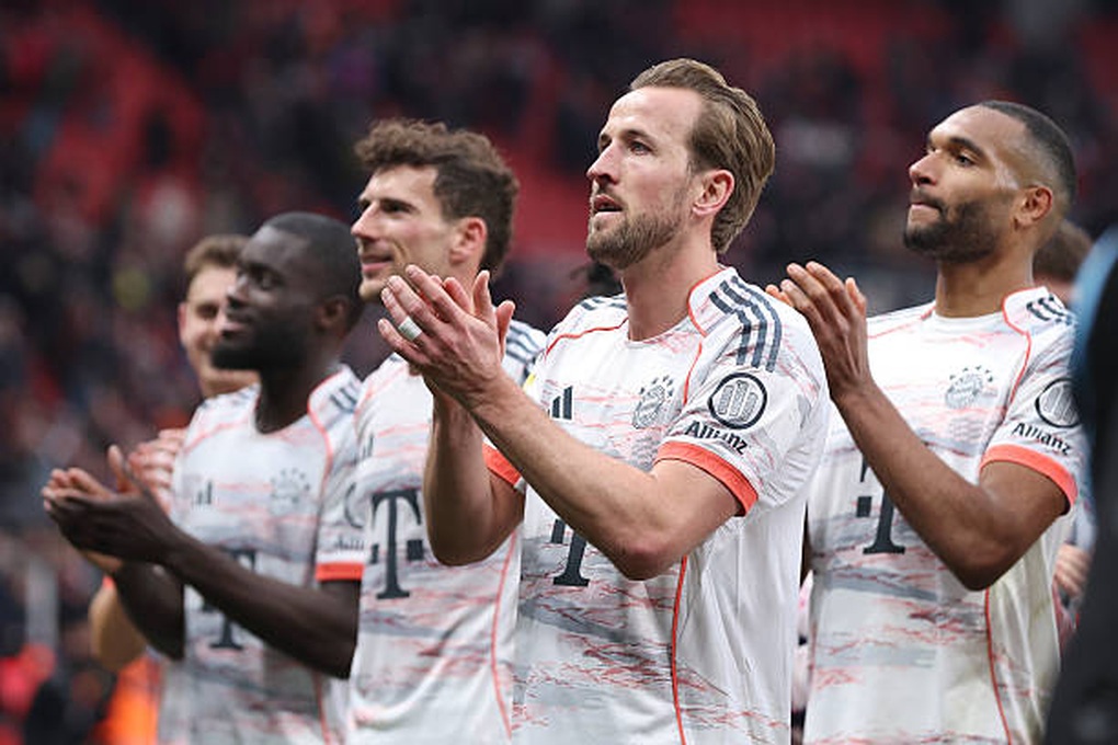 Bayern Munich cầm hòa Leverkusen với 9 người trên sân - 2