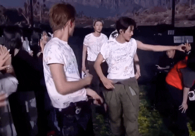 Tóm gọn cảnh mỹ nam nhóm CORTIS xô đẩy anh em giật tiêu điểm center, ai rồi cũng hoá Jang Wonyoung!- Ảnh 3.